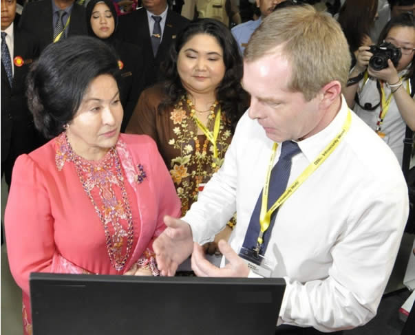 ISWEC_001: (From L-R) YABhg. Datin Paduka Seri Rosmah Mansor, wife of the Prime Minister of Malaysia, accompanied by Ms Jocelyn Ng, Project Director, Infosecurity World Exhibition & Conference 2012 & Managing Director of JFPS during tour at the launch of Infosecurity World Exhibition & Conference 2012 